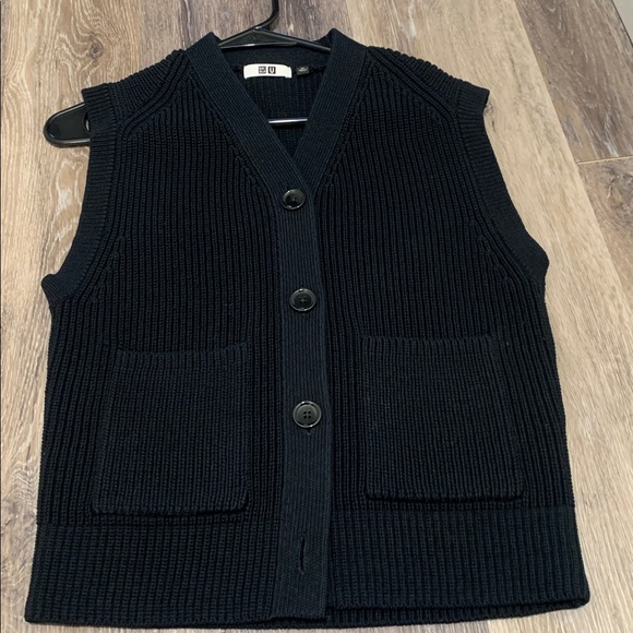 Uniqlo Black Knit Vest - Picture 4 of 5
